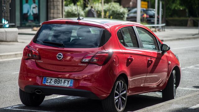 Roter Opel Corsa