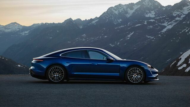 Porsche Taycan
E-Limousine