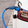 Weißer Tesla 
Ladestation