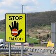 Geisterfahrer
Stopschild 
Autobahn
Hinweisschild