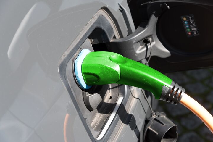 elektroauto, auto, elektrisch, fahrzeug, elektro, e, pkw, laden, strom, energie, ladestation, tankstelle, akku, batterie, aufladen, infrastruktur, fahren, ladekapazität, reichweite, zukunft, futuristisch, straßenverkehr, straße, autoverkehr, mobil, grün, ökologisch, umwelt, stromer, mobilität, buchse, umweltschutz, ökologie, klimawandel, zuzahlung, subvention, kaufen, kaufprämie, mode, kabel, anschluß, stecker, elektrizität