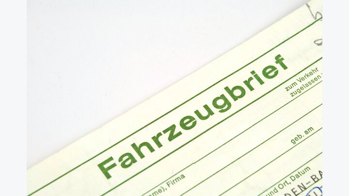 fahrzeugbrief, dokument, autopapiere, besitz, kauf, auto, fahrzeug, kaufen, pkw, freigestellt, isoliert, symbol, symbolisch, registrierung, verkehr, strassenverkehr, transport, kfz, neuwagen, urkunde, zulassung, zulassungsbescheinigung, identifizierungsnummer, fahrgestellnummer, betriebserlaubnis, abmelden, abmeldung, autohandel, automarkt, besitzer, brief, business, formular, papiere, verkauf, fahrzeugpapiere, autokäufer, autoverkäufer, gebrauchtes, gebrauchtwagen, gebrauchtwagenhandel, gebrauchtwagenhändler, handel, kfz-handel kfz-brief