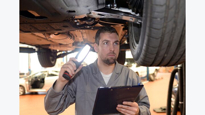 gutachten, autounfall, auto, werkstatt, autowerkstatt, hebebühne, unterboden, schaden, unfall, gutachter, tüv, mängel, werkstaätte, mann, mechaniker, automechaniker, automobil, pkw, fahrzeug, reparatur, durchsicht, inspektion, kontrollieren, diagnose, kontrolle, check, autoreparatur, defekt, kaukasier, professionell, kompetent, techniker, mensch, arbeitskleidung, betrieb, firma, reifen