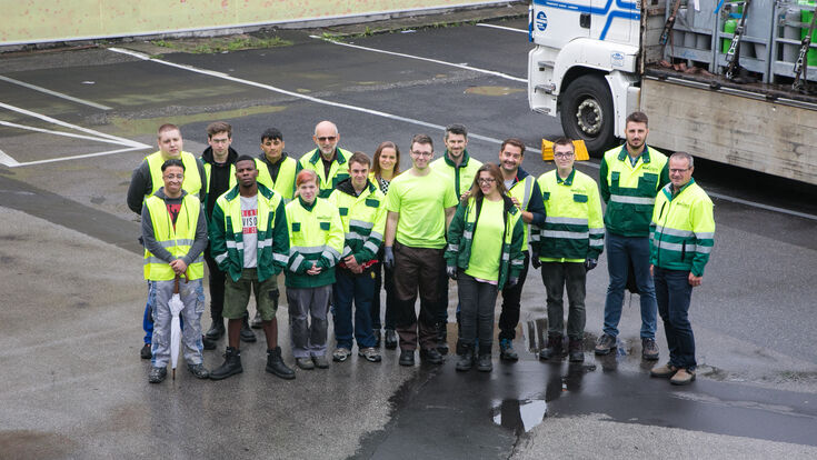 © Brau Union Österreich / Roland Pelzl Jugendliche mit Beeinträchtigung mit ihren Kollegen von der Brau Union sterreich zu Beginn der Kooperation mit der Caritas in Linz