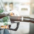 gas, auto, benzin, station, anlagen, sprit, spritkosten, steuern, teuer, ökosteuer, dieselverbot, erneuerbare energie, pump, öl, düse, technik, energie, metall, gewehr, cameras, transport, branche, automobil, griff, bike, automobile, diesel, bicycle, kraft, schlauch