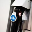 wasserstoff, h2, zukunftstechnologie, treibstoff, mobilität, tankstelle, reisen, versorgung, alternative, alternativeenergien, grün, öko, bio, co2, co2 neutral, pkw, auto, klimaschutz, energiesicherheit, leben, zapfsäule, tank, lkw, lastkraftwachen, truck, lieferverkehr, schienenverkehr, bahn, blau, weiß, pendeln, energie, natur, transport