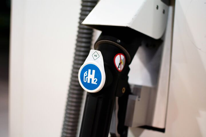 wasserstoff, h2, zukunftstechnologie, treibstoff, mobilität, tankstelle, reisen, versorgung, alternative, alternativeenergien, grün, öko, bio, co2, co2 neutral, pkw, auto, klimaschutz, energiesicherheit, leben, zapfsäule, tank, lkw, lastkraftwachen, truck, lieferverkehr, schienenverkehr, bahn, blau, weiß, pendeln, energie, natur, transport