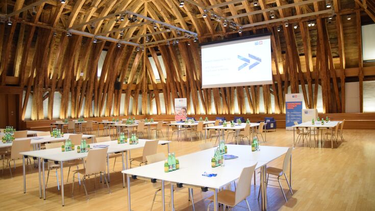 Kuppelsaal 
Holz
Tische