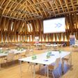 Kuppelsaal 
Holz
Tische