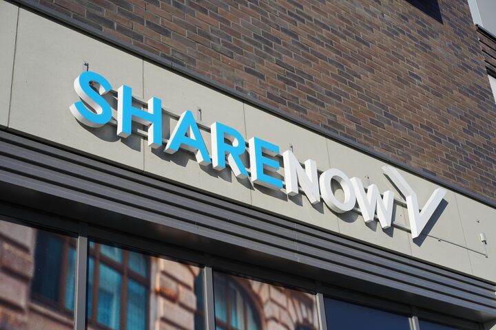 share now, sharenow, carsharing, autovermietung, auto, fahrzeug, verleih, vermietung, unternehmen, firma, car, sharing, autoverleih, leihwagen, leihauto, mietauto, mietwagen, anbieter, gebäude, fassade, schrift, schriftzug, logo, zeichen, symbol, firmenzeichen, app, verleihdienst, verleihservice, verleihfirma, mobilität, mobil, flexibel, miete, leihe, verleihsystem, angebot, berlin, deutschland