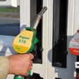 Tankstelle, Super, E10, Ethanol, Bioethanol, 10 Prozent, CO2, Emissionen, Kraftstoff, Benzin, Zapfpistole, Zapfsäule, tanken, Sprit, Autofahren, Benzinpreise, Mineralöl, Shell, Niedersachsen, Burgdorf, März 2012, Bild Nr.: N37502