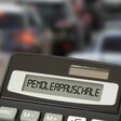 pendlerpauschale, pendler, auto, verkehr, fahren, steuervergünstigung, steuer, kilometerpauschale, wagen, pkw, taschenrechner, klimapaket, entlastung, arbeit, job, geld, finanzen, steuererklärung, kosten, co2, bepreisung, straße, autobahn