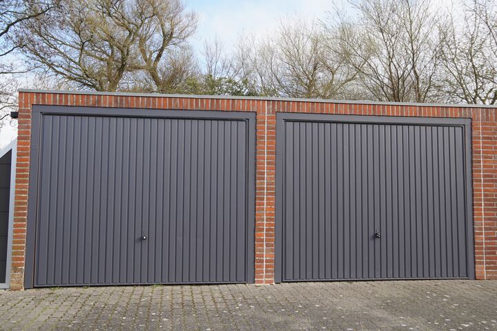 garage, tor, garagentor, rolltor, mauer, parken, wand, haus, gebäude, architektur, handwerk, hausbau, metalltor, kipptor, privatparkplatz, neubau, auto, carport, parkplatz, einfahrt, hof, hofeinfahrt, lager, schuppen, unterstand, parkplätze, sicherheit, abstellen, kfz, verkehr, geschlossen, stellplatz, metall, durchfahrt