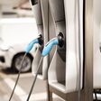 auto, innenausstattung, automobile, transport, beförderung, zug, automobil, anreisen, gas, leute, innenseite, hand, kraft, fitnes, station, fitnesscenter, automat, anlagen, seat, frau, benzin, fahrerin, aufgaben, kabine, ladestation, laden, aufladen, elektroauto, elektromobilität, elektrisch, stecker, tiefgarage, akku, leistung, automobilhersteller, ökologisch, strom, elektrizität, e-mobilität, kabel, schnellladestation, kosten, leihauto, car-sharing, umweltbewusst, nachhaltig, nachhaltigkeit