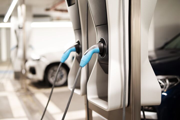 auto, innenausstattung, automobile, transport, beförderung, zug, automobil, anreisen, gas, leute, innenseite, hand, kraft, fitnes, station, fitnesscenter, automat, anlagen, seat, frau, benzin, fahrerin, aufgaben, kabine, ladestation, laden, aufladen, elektroauto, elektromobilität, elektrisch, stecker, tiefgarage, akku, leistung, automobilhersteller, ökologisch, strom, elektrizität, e-mobilität, kabel, schnellladestation, kosten, leihauto, car-sharing, umweltbewusst, nachhaltig, nachhaltigkeit