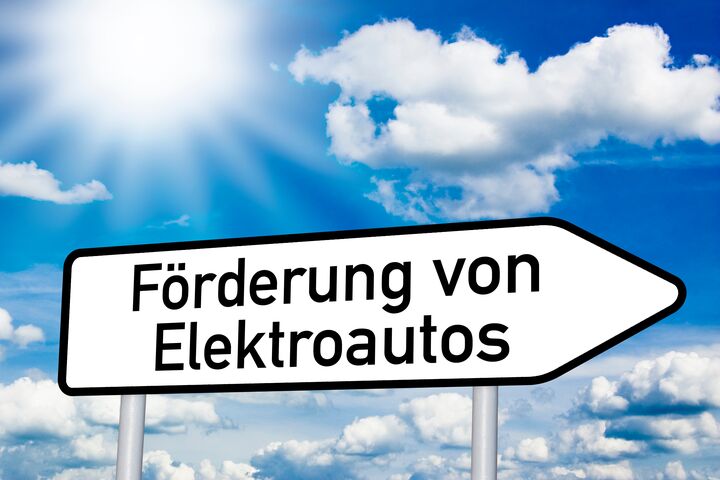 elektromobilität, zukunft, tankstelle, steckdose, batterie, stromtankstelle, schild, wegweiser, elektromotor, plug-in, zapfsäule, ökologie, ökologisch, solartankstelle, aufladen, mobilität, zukunftsmobilität, solarstrom, energieerzeugung, energiegewinnung, nachhaltig, nachhaltigkeit, e-mobilität, ladestation, schnellladestation, e-auto, busspur, elektrotankstelle, treibstoff, umweltfreundlich, umweltfreundlichkeit, straße, asphalt, förderung, staatliche förderung, e-auto förderung, elektroauto, hybridauto, zuschuss, autohersteller, strom, bund, ladesäule, schnellladung, infrastruktur, aufladestation