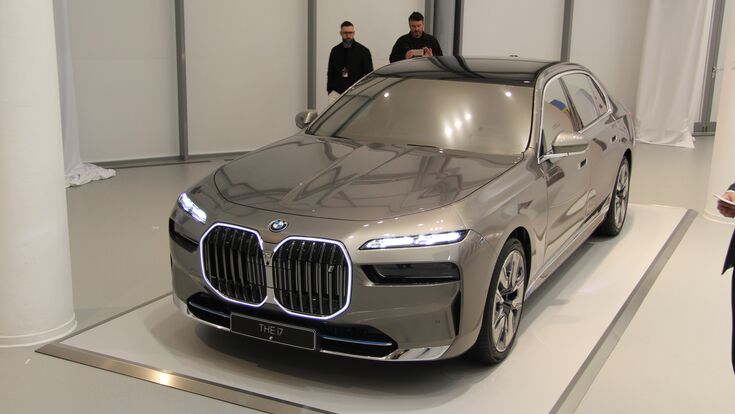 BMW i7