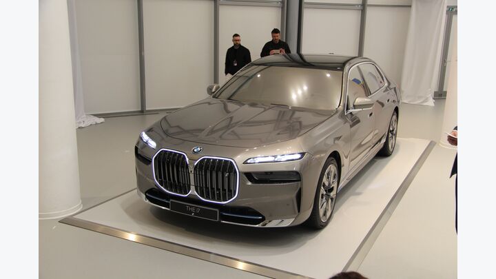 BMW i7