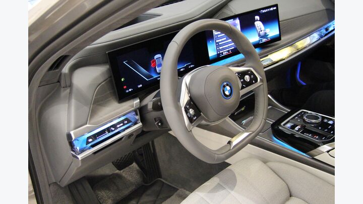 BMW i7