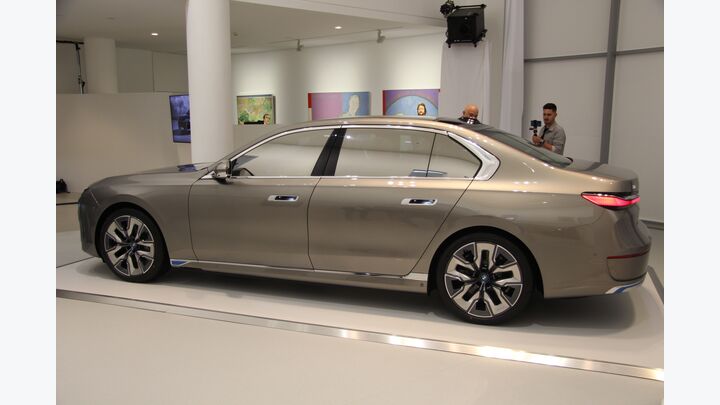 BMW i7