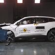 Fahrzeug teilweise zerstört nach Crash-Test