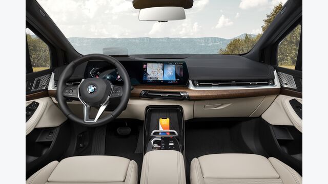 Highlight im Innenraum ist die volldigitale Instrumentenkonsole "﻿BMW Curved Display"