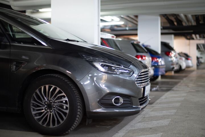 auto, autos, parken, parkplatz, stellplatz, parkrempler, parkhaus, tiefgarage, pkw, kfz, stadt, mieten, vermieten, stellplatzsatzung, viele, reihe, ordnung, schaden, versicherung, autoversicherung, parkschaden, öffentlich, privat, stellplatzmangel, säulen, beton, kratzer, beschädigung, größe, höhe, kombi, automobil, suv, parkplatznot, parkplatzangebot, sicherheit, frauenparkplatz, zugang, kosten, parkticket, stündlich, überwachung