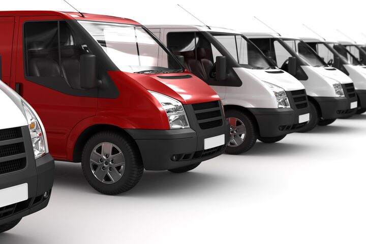 Transporter, auto, rot, Fuhrpark, Transport, Verkehr, Lieferwagen, Logistik, fahrzeug, Auswahl, Wahl, Neuwagen, Nutzfahrzeuge, Kleinaster, Lastwagen, LKW, Fokus, Tiefenunschärfe, ausliefern, lieferfahrzeug, liefern, kleinlaster, Handwerk, Handwerker, Kleinbetrieb, freigestellt, isoliert, weiß, hintergrund, bau, baustellenfahrzeug, beförderung, dienstleistung, dienstleister, kastenwagen, wirtschaft, mittelstand, Firmenwagen, leasing, service
