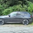 BMW iX3 im Profil mit Fahrradträger