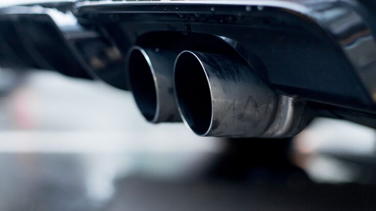 abgase, feinstaub, auspuff, endrohr, co2, kohlenmonoxid, sprit, diesel benzin, auspuffendrohr, spritpreise, benzinpreis, umweltverschmutzung, dieselpreis, sauber, verbrenner, selbstzünder, verbrennungsmotor, kfz, kraftfahrzeug, auspuffanlage, katalysator, filter, abgasfilter, abgasreinigung, sportcoupe, ps, pferdestärken, kraftvoll, sportlich, maskulin, steuer, sportwagen, dieselskandal, fahrverbot, rennauto, autorennen, dieselgate, betrugssoftware, statussymbol, straßenrennen