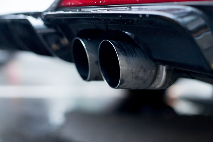 abgase, feinstaub, auspuff, endrohr, co2, kohlenmonoxid, sprit, diesel benzin, auspuffendrohr, spritpreise, benzinpreis, umweltverschmutzung, dieselpreis, sauber, verbrenner, selbstzünder, verbrennungsmotor, kfz, kraftfahrzeug, auspuffanlage, katalysator, filter, abgasfilter, abgasreinigung, sportcoupe, ps, pferdestärken, kraftvoll, sportlich, maskulin, steuer, sportwagen, dieselskandal, fahrverbot, rennauto, autorennen, dieselgate, betrugssoftware, statussymbol, straßenrennen