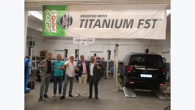 Bestens ausgestattete Kfz-Werkstätte mit Top-Schmierstoffen von Castrol und sehr guter Ersatzeilqualität: (v.r.) Fatih Sarih, kaufmännischer Leiter Platingarage, Günter Reininger, Gebietsleiter Automotive Ost beim Castrol-Vertriebspartner Obereder, Ing. Robert Schulz, Fördermanager der Investment Vienna GmbH, Dragan Josic, Geschäftsführer DD Pkw & Lkw Ersatzteile, und Selim Sari, Werkstattleiter Platingarage