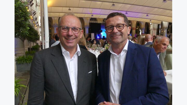 (v.l.) Porsche Austria GF Dr. Hans Peter Schützinger mit Mag. Gerald Auer, GF von Vogl + Co, Renault-, Dacia- und Nissan-Händler in der Steiermark
