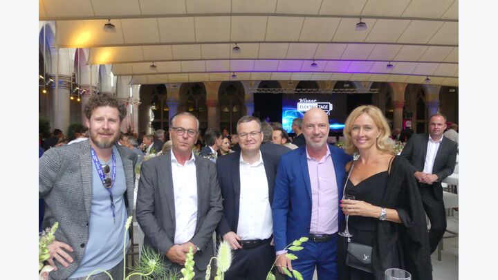 Nina Herget, Gattin von Porsche Wien Verbundsgeschäftsführer Peter Herget, Dr. Michael-Viktor Fischer, GF beim Lademanagementanbieter Enio, und Porsche Wien GF Wolfgang Zowa sowie Daniel Hammerl, Head of Operations bei vibe