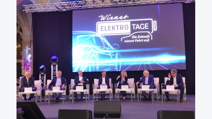 Hochkarätig besetzte Podiumsdiskussion: (v.r.) Dr. Stefan Pierer, CEO KTM und Pierer Industries, Prof. Dr. Helmut List, CEO AVL, Dr. Herbert Diess, CEO Volkswagen AG, Leonore Gewessler, BM für Klimaschutz, Umwelt, Energie & Mobilität, Dr. Alfred Stern, CEO OMV,  DI Günther Apfalter, President Magna Europe und CEO Magna Steyr, und Moderator Dr. Christian Nusser