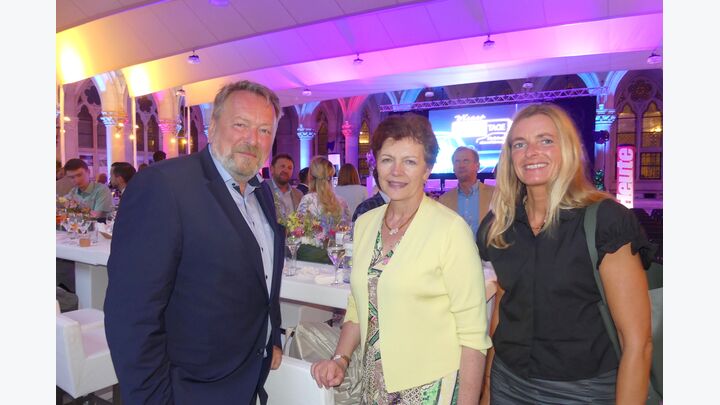 Mag. Wolfgang Wurm, Porsche Austria Geschäftsführer, Seat und Cupra, Elfriede Ertl, MAS Niederlassungsleiter, Serviceleiter Autohaus Senker, Notburga Fischer, MSc, Marketingleiterin der SENKER-Gruppe aus dem westlichen Niederösterreich