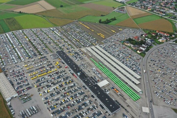 Hödlmayr
Stellplatz
Firmenareal
Fahrzeuge