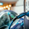 ladestation, eauto, e auto, elektroauto, regen, eauto station, e auto station, tankstelle, tropfen, nässe, technologie, zukunft, umweltfreundlich, umweltschädlich, elektroantrieb, grün, nass, verregnet, energiewende, strom, energie, aufladen, auto aufladen, elektro, emobility, wassertropfen, serienreife, emission, co2, hybrid, strom tanken, mobilität, akku aufladen, akku, reichweite, e-mobil, elektromobil, kfz, pkw, ladestutzen, abend, lichter, auto