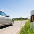 strasse, auto, fortbewegung, bewegung, geschwindigkeit, transport, reise, fahren, pfosten, asphalt, himmel, gras, silber, bewegungsunschaerfe, kfz, kraftfahrzeug, kombi, touring, mercedes, benz, orange, gruen, aussendienst, vertreter, kundendienst, handel, vertreter