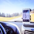 lenkrad, lederlenkrad, fernbedienung, lenkradfernbedienung, auto, navigation, navi, straßenverkehr, handy, karten, gps, straßenkarte, handyhalterung, smartphone, app, interieur, reisen, wagen, innenraum, mobil, mobilität, automobil, autonom, autobranche, automobilbranche, tacho, hände, hand, männerhände, hände am lenkrad, tchometer, fahrschule, fahren lernen, autofahren, fahren, leder, cockpit, roadtrip, autonomes fahren, urlaub, lüftung, lüfter, frei, freiheit, führerschein, technik, entwicklung, motorsport