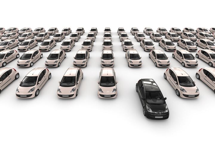 Auto, Fahrzueg, Neuwagen, Parklaplatz, Autohaus, Absatzmarkt, Automobil, KFZ, Verkehr, Wagen, schwarz, weiß, PKW, Kleinwagen, automobil, Kraftfahrzeug, Produktion, Verkauf, Versicherung, Transport, auswählen, Reihe, Fuhrpark, hintergrund, cutout, freistellpfad, arbeitspfad, freigestellt, isoliert, Infrastruktur