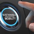 knopf, nachhaltig, mobilität, hybrid, elektro, auto, fahrzeug, fahren, elektrisch, wasserstoff, kraftstoff, vernetzt, digital, autonom, intelligent, fortschritt, zukunft, vision, innovation, technologie, technik, motor, antrieb, strom, batterie, forschung, entwicklung, prototyp, elektromobilität, verkehr, energie, umwelt, sauber, urlaub, tourismus, drücken, finger, hand, start, 3d, blau, symbol