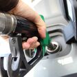 benzinaio, benzina, rifornimento, diesel, self service, verde, carburante, riempire, macchina, automobile, guidare, inquinamento, serbatoio, pistola, guerra, tassista, energia, gas, pieno, cerchio, scarpe, gpl, viaggiare, stazione di servizio, mano, spendere, risparmio, lavorare, vuoto, spreco, puzza, sconti, turismo, crisi, aumento, manuale, rincaro, strada, autostrada, inverno, carovita
