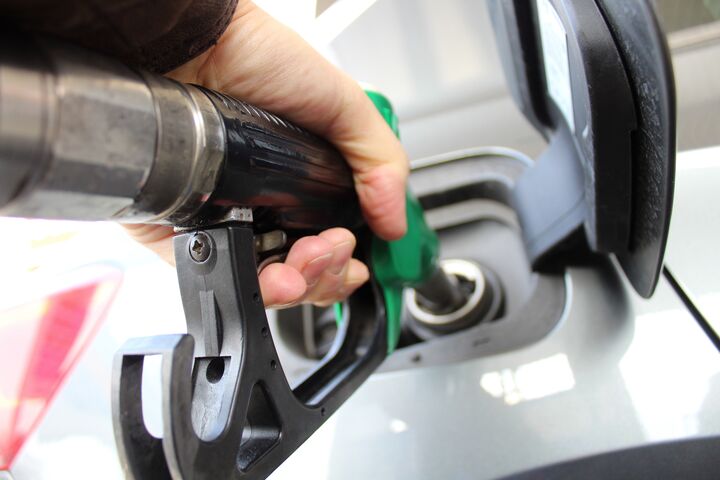 benzinaio, benzina, rifornimento, diesel, self service, verde, carburante, riempire, macchina, automobile, guidare, inquinamento, serbatoio, pistola, guerra, tassista, energia, gas, pieno, cerchio, scarpe, gpl, viaggiare, stazione di servizio, mano, spendere, risparmio, lavorare, vuoto, spreco, puzza, sconti, turismo, crisi, aumento, manuale, rincaro, strada, autostrada, inverno, carovita