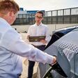 ÖAMTC-Beauftragter mit Tablet neben Fahrer während des Ladevorgangs