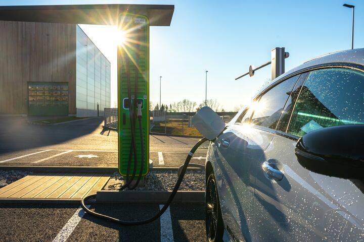 ladestation, stromtankstelle, ladestecker, ladesäule, strom tanken, elektroauto, parkplatz, elektro parkplatz, energie, öko, grüne energie, akku, akku laden, infrastruktur, auto, transport, sonne, grüner strom, strom, strom laden, elektroautos, parkplatz für elektroautos, hybrid, hybridauto, hybridautos, elektromobilität, mobilität, automobil, automobile, automobilindustrie, industrie, fortbewegung, modern, zukunft, eco, umwelt, umweltbewusst, fortbewegungsmittel, strom ladestation, tankstelle, batterie, ccs, css, chademo