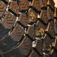 aquaplaning, grip, gummi, haftung, muster, pneu, profil, profilreifen, profiltiefe, reifen, reifenprofil, schwarz, sicherheit, struktur, verkehrssicherheit, zickzack, auto, autoreifen, fahrzeug, frost, glaette, glatt, herbst, jahreszeit, luftdruck, neureifen, pkw, reifenwechsel, runderneuert, schnee, strassenverkehr, winter, winterfest, winterreifen, winterreifen-pflicht