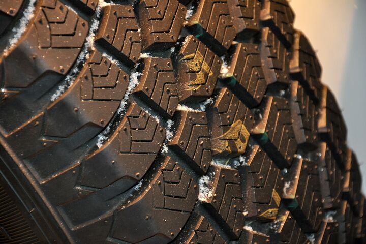 aquaplaning, grip, gummi, haftung, muster, pneu, profil, profilreifen, profiltiefe, reifen, reifenprofil, schwarz, sicherheit, struktur, verkehrssicherheit, zickzack, auto, autoreifen, fahrzeug, frost, glaette, glatt, herbst, jahreszeit, luftdruck, neureifen, pkw, reifenwechsel, runderneuert, schnee, strassenverkehr, winter, winterfest, winterreifen, winterreifen-pflicht