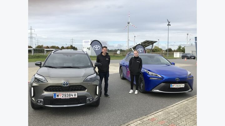 Bernhard Puchhammer, Sales Steering Manager Toyota Austria GmbH mit seiner Kollegin