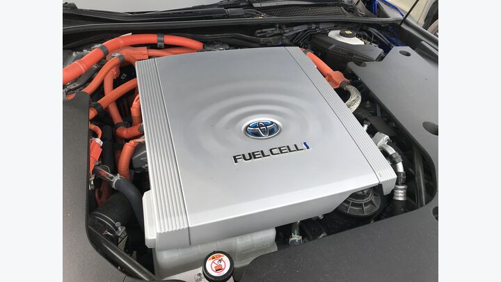 Auch Wasserstofffahrzeuge waren beim Autotesttag dabei. Wasserstoff-Brennstoffzelle des Toyota Mirai